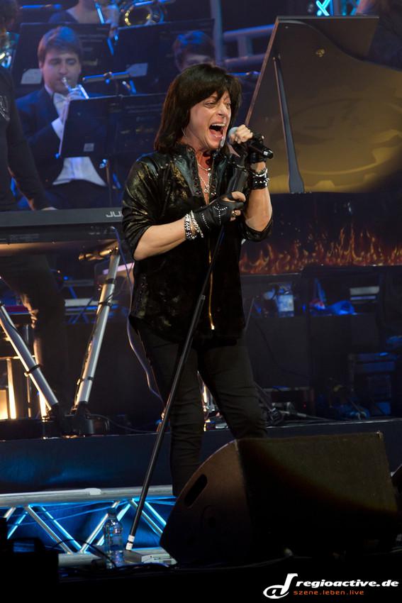 Joe Lynn Turner (live bei Rock Meets Classic in Mannheim, 2014)